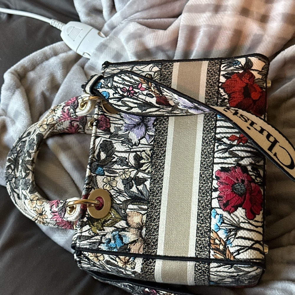 Medium Lady D-Lite Bag
Latte Embroidery with Multicolor Dior Cabinet de la Mer - Picture 15 of 15